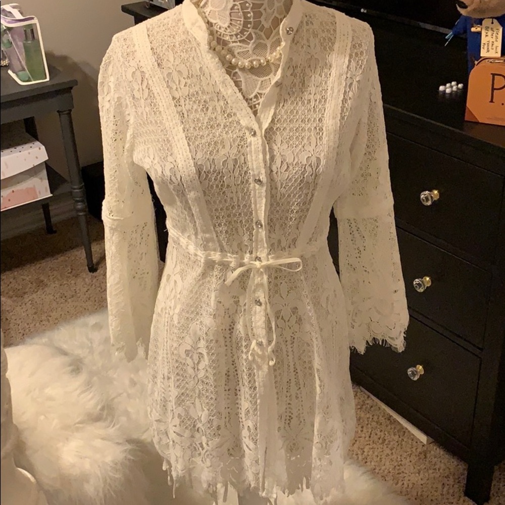 NWOT white lace tunic, buttons,  velvet tie, Small